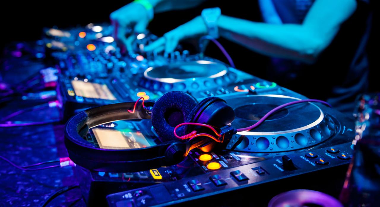 Tracing the Beat: The Evolution of Electronic Music in the USA
